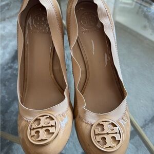Tory Burch Logo Caroline Wedge Heels Camellia Pink 11 Nude Patent Leather